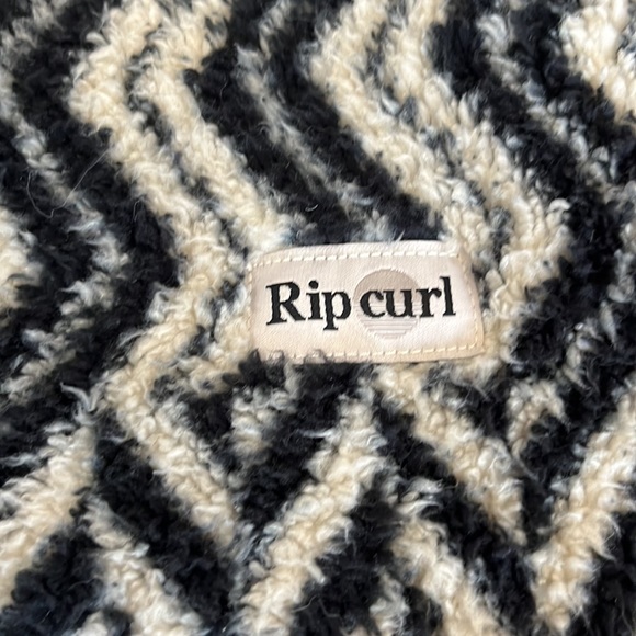 Great condition. Rip curl black and cream fuzzy 1/4 zip jacket. Pouch pocket! - Picture 3 of 4
